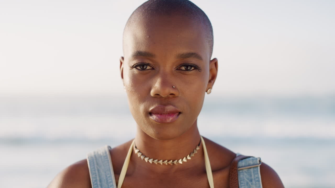 아름답고, 편안하고 흑인 여성의 얼굴