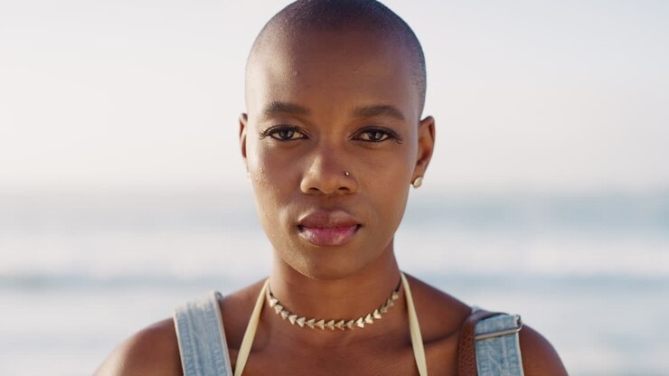 Bella, rilassata e volto di una donna di colore