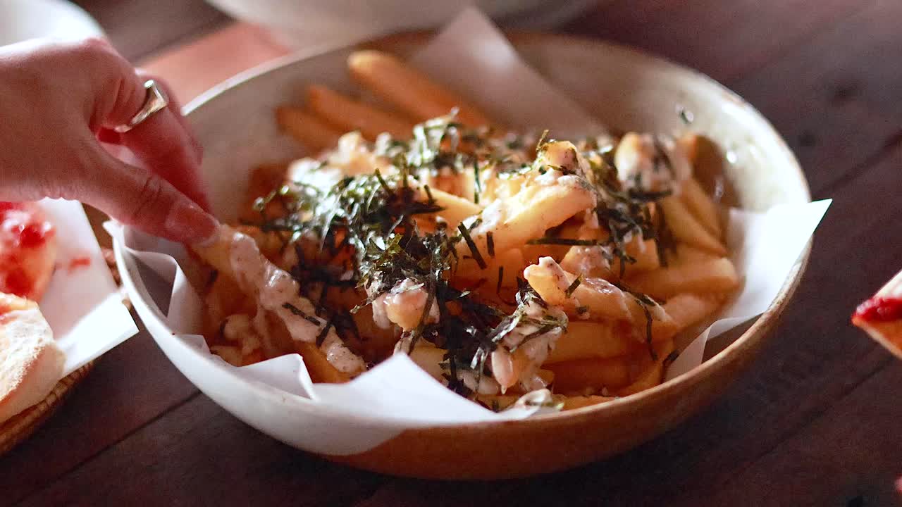 접시 에 맛 있는 감자 김 을 잡는 손