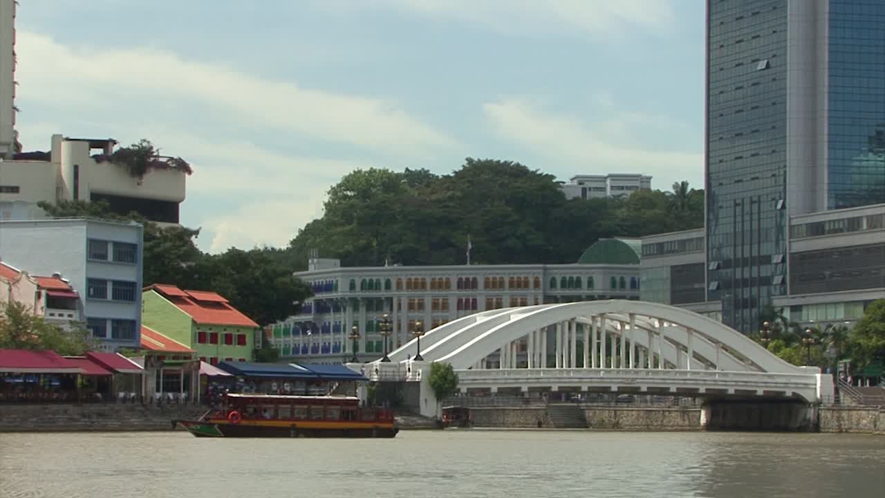 paseo en barco por el río singapur en un día soleado