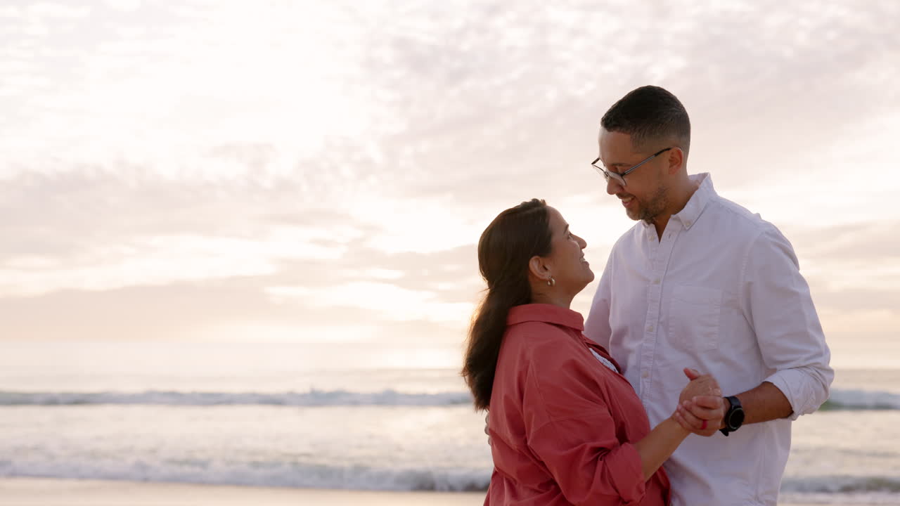 amor, abrazo y espacio con la pareja en la playa