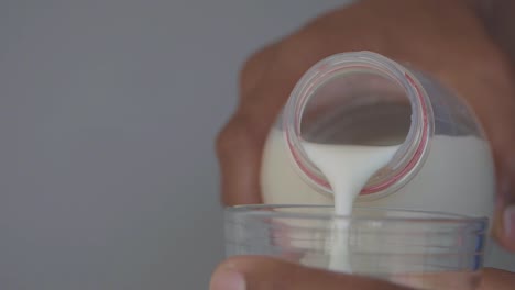 vertiendo leche en un vaso