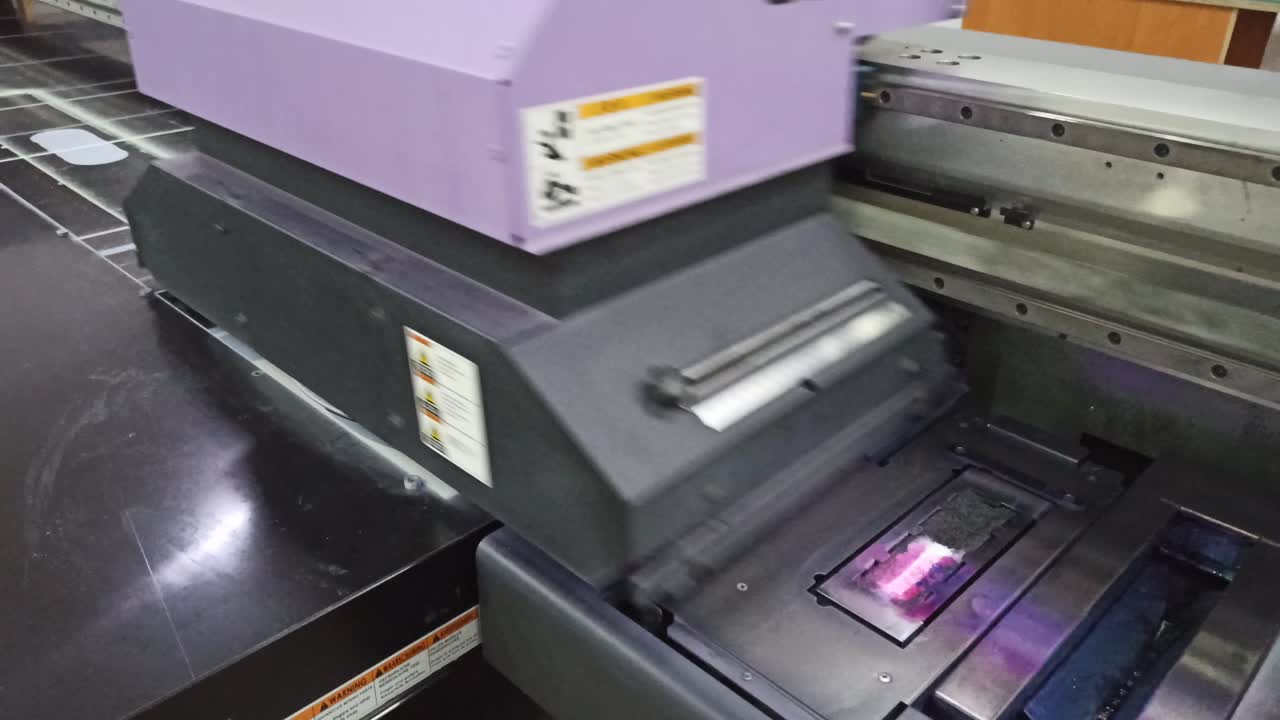 ultraviolet 프린터에서 작업. 사진 인쇄. 행동에 현대 기술