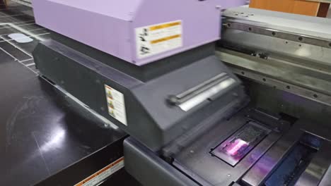 impresora ultravioleta en el trabajo. impresión de fotos. tecnología moderna en acción
