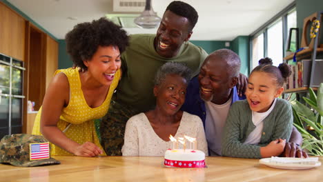 Mehrgenerationenfamilie-Mit-Militärvater,-Der-Zu-Hause-Den-Geburtstag-Der-Großmutter-Mit-Kuchen-Feiert