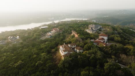 Gehobene-Vorstadthäuser-In-Westlake,-Austin,-Texas,-Mit-Blick-Auf-Den-Lake-Austin,-Luftaufnahme-Der-Rechten-Umlaufbahn-Bei-Sonnenaufgang-In-4K