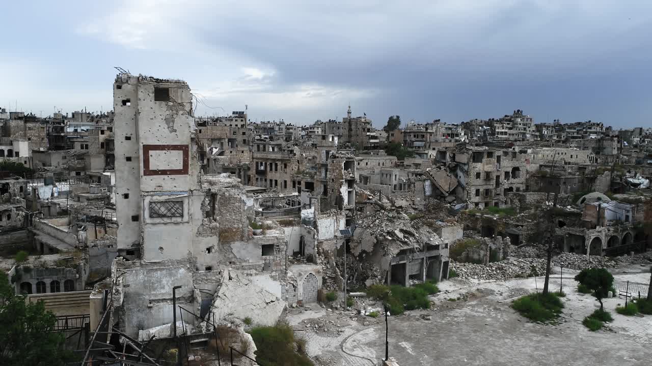 Il centro storico di Aleppo in Siria. Si possono ancora vedere edifici distrutti anche 10 anni dopo la guerra 4K