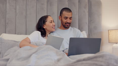 tablet, portátil o pareja feliz en las redes sociales