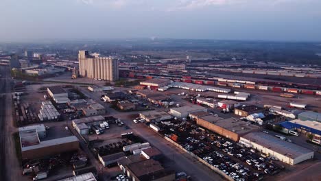 tomada aérea de un avión no tripulado de la zona industrial de calgary con la canada malting co.