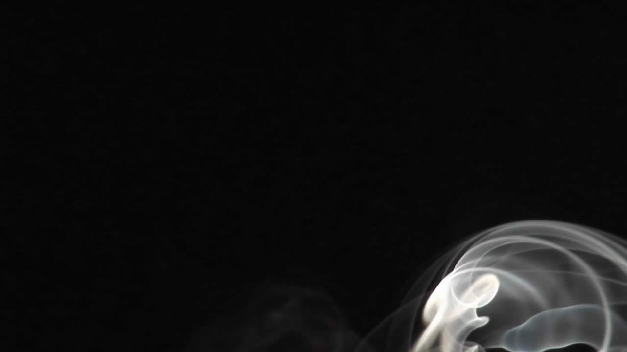 黒の背景 1 に対して上昇するお香の煙のクローズ アップ