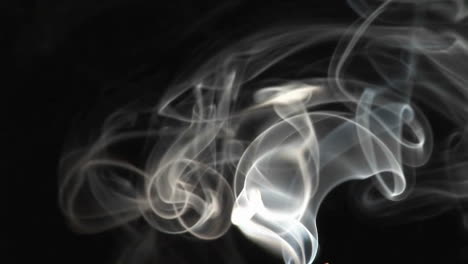 primer plano de humo de incienso que se eleva sobre un fondo negro 1