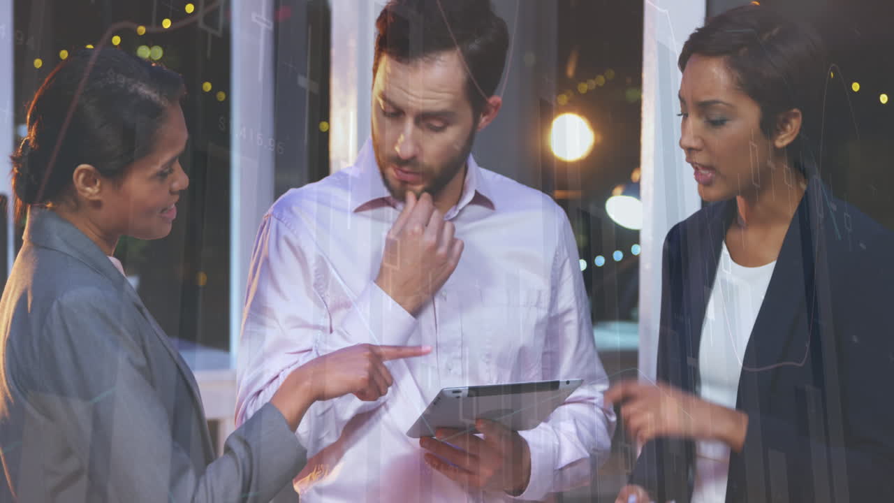 animación del procesamiento de datos financieros sobre diversas personas de negocios en la oficina