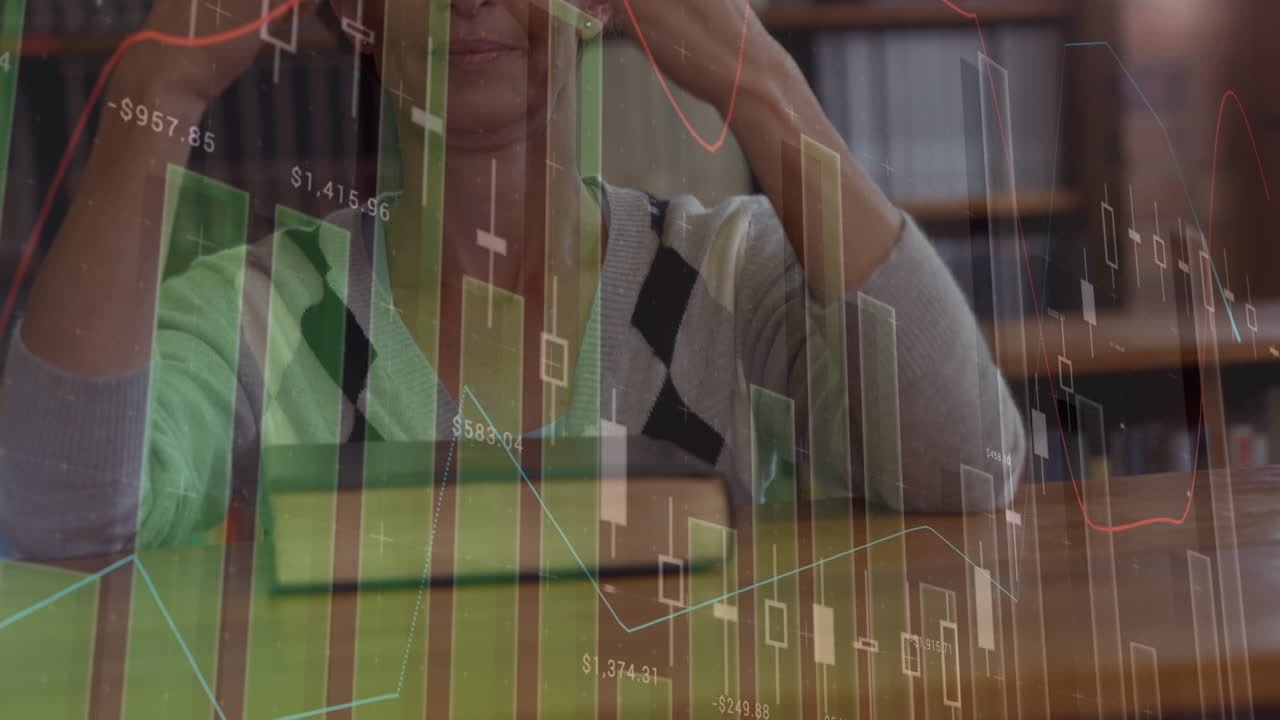 animación del procesamiento de datos sobre un hombre fuerte haciendo ejercicios con pesas