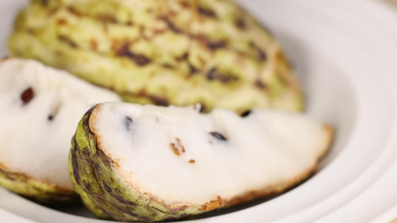 크레스트 사과를 잘라서 접시에 표시합니다.