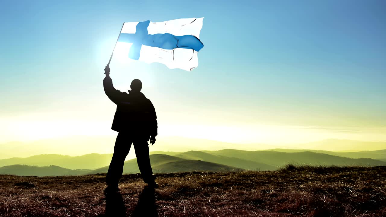 핀란드 발을 흔들고 산꼭대기 위에서 성공적인 실루 남자 우승자.