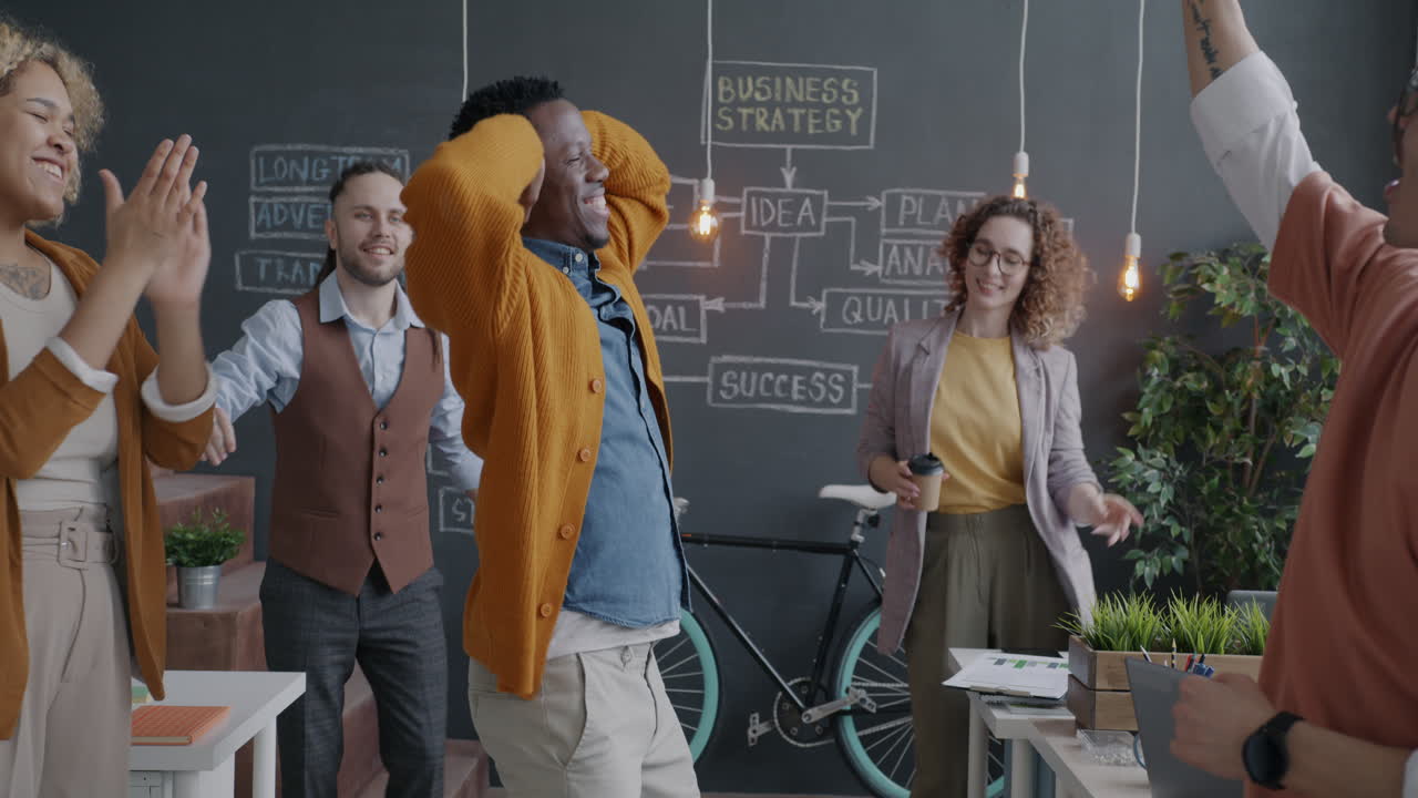 feliz equipo de negocios celebrando el éxito