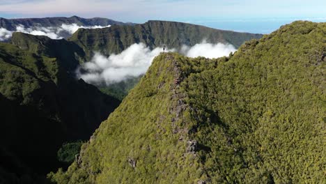 Disparo-De-Drones-De-Un-Hombre-Parado-Solo-En-La-Cima-De-Sao-Vicente-Después-De-La-Caminata-De-Monte-Trigo-En-Cabo-Verde