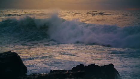 Olas-Del-Mar-Rompiendo-Arrecifes-Poco-Profundos-Por-La-Mañana.-Poderoso-Choque-De-Barriles-De-Surf-Rocoso