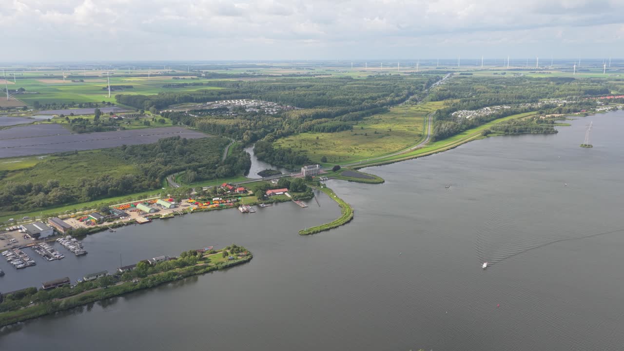 Vista drone di barca sul Veluwemeer vicino alla costa di Harderwijk, Paesi Bassi