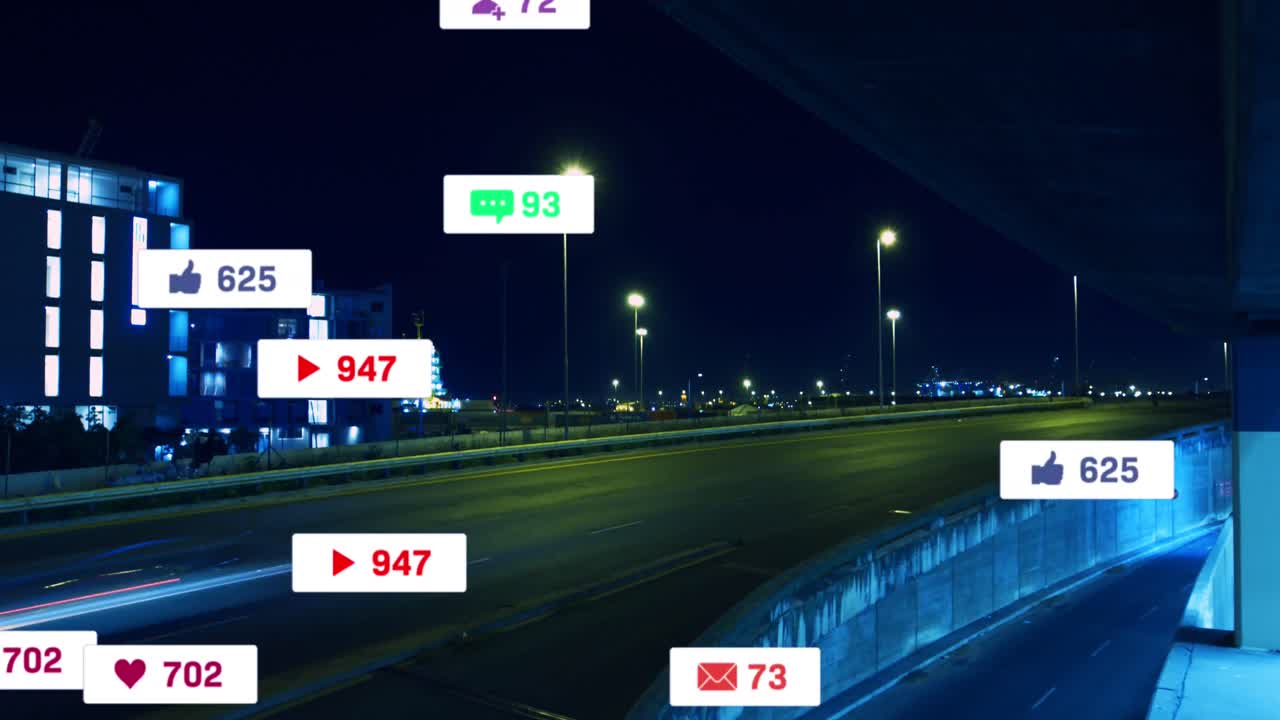 밤에 도로를 이동하는 차량의 시간 간격에 따라 숫자를 가진 소셜 미디어 아이콘의 애니메이션