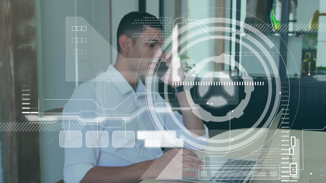 animación de la interfaz con procesamiento de datos contra el hombre biracial hablando en el teléfono inteligente en la oficina.