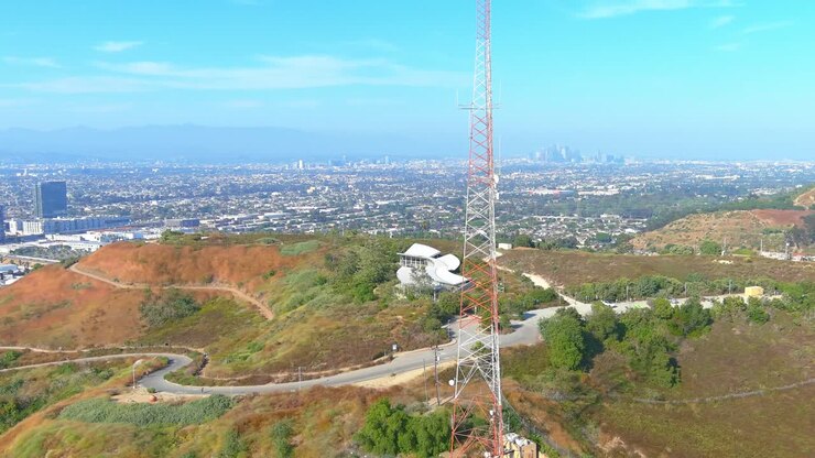Ripetitore radio | Vista orbitale aerea | Culver City | Illuminazione di mezzogiorno | Baldwin Hills Overlook