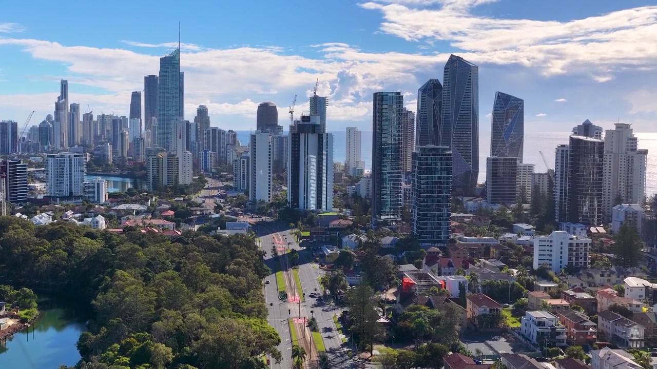 Ampia ripresa aerea con drone di grattacieli urbani e vegetazione lussureggiante a Surfers Paradise, Australia