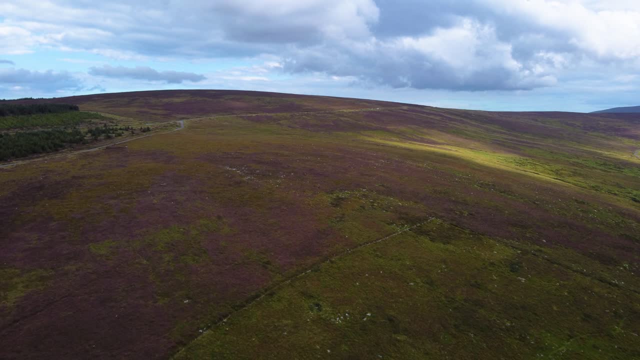 sobrevuelo aéreo sobre un espectacular paisaje árido de las tierras altas irlandesas
