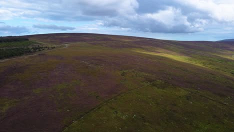 Sobrevuelo-Aéreo-Sobre-Un-Espectacular-Paisaje-árido-De-Las-Tierras-Altas-Irlandesas