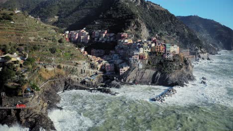 Vista-Aérea-De-Manarola,-Cinque-Terre,-Durante-Una-Tormenta-De-Mar