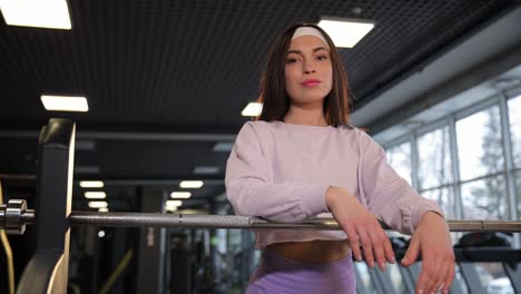 mujer en el gimnasio haciendo ejercicio