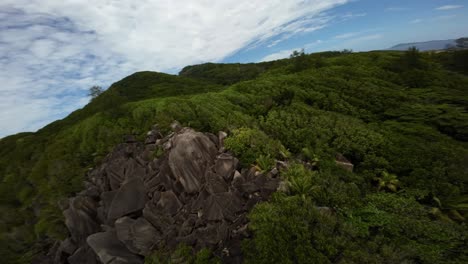 drone fpv volando en una playa en las seychelles en una isla mahe, video de árboles increíbles, rocas de las seychelles, costa y paisajes circundantes de las seychelles