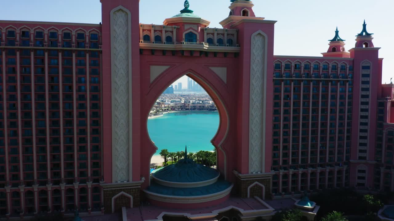 낮에 두바이 시의 드론 비디오, 물과 교통과 함께 현대 도시 개념