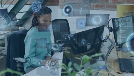 animación del procesamiento de datos financieros sobre una mujer de negocios biracial en la oficina