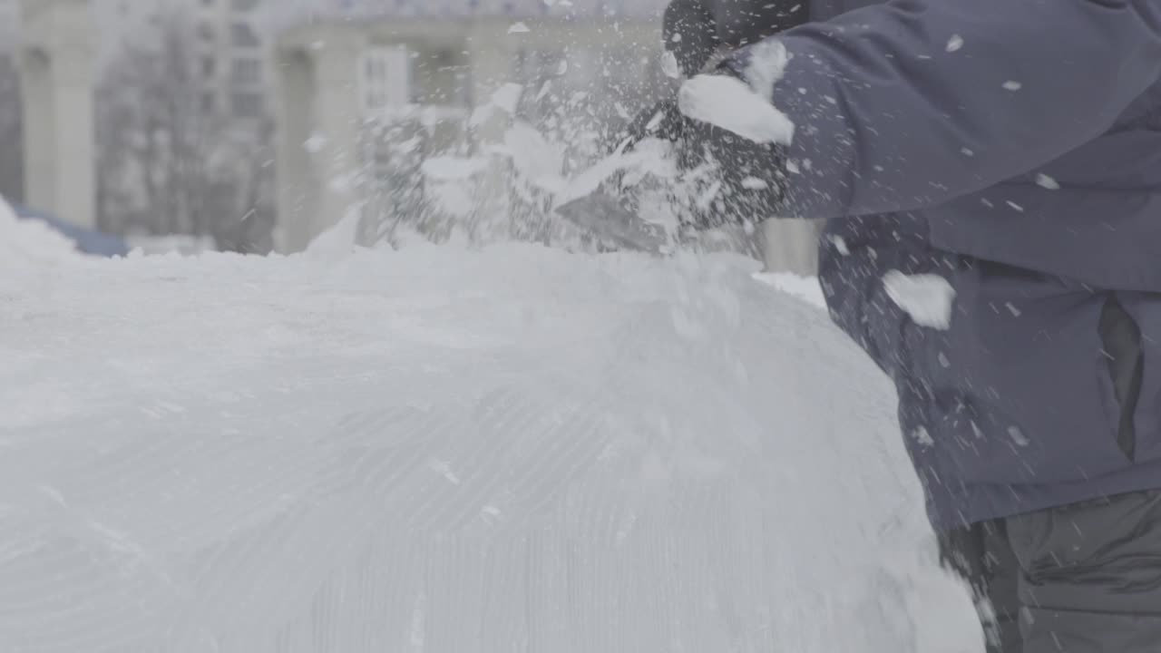 persona tallando un gran bloque de nieve