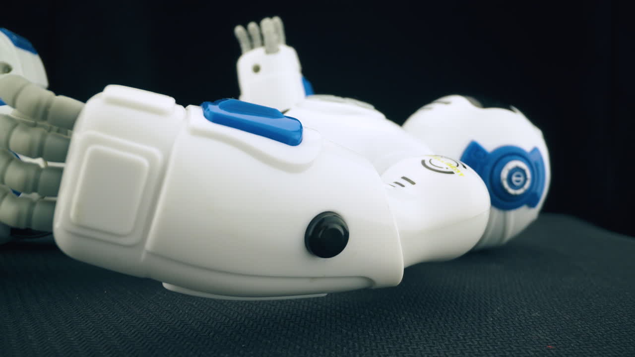 hermoso robot roto con detalles coloridos en una habitación oscura