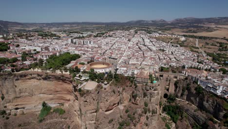 Imágenes-Panorámicas-Aéreas-Laterales-De-Ronda,-Andalucía,-España-Durante-El-Día-Soleado