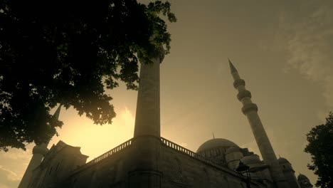 los minaretes de la mezquita de suleiman en estambul, turquía al amanecer y al atardecer