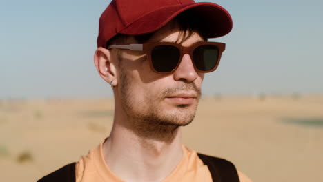 hombre feliz con gafas de sol posando