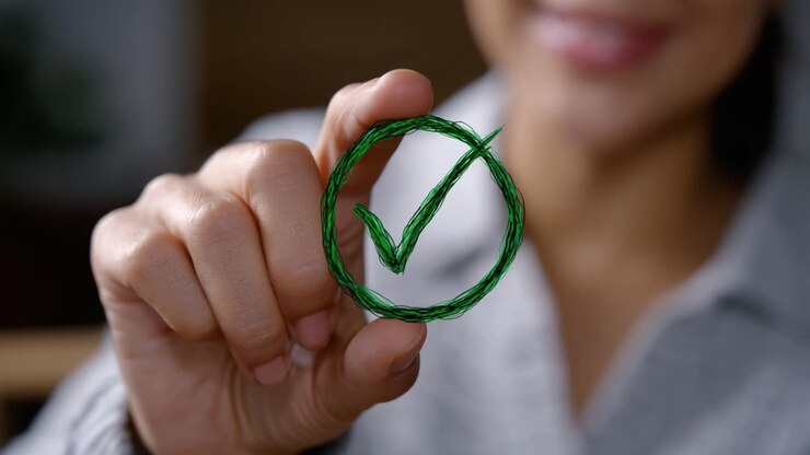 Uma pessoa segurando uma marca de seleção de arame verde que simboliza sucesso, aprovação e resultados positivos, e que exibe determinação e alegria em um close-up.
