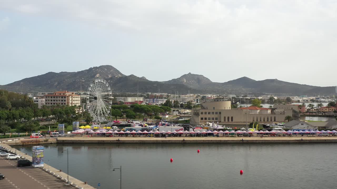 백그라운드에서 정박지의 전망과 함께 물 위의 공중 전망