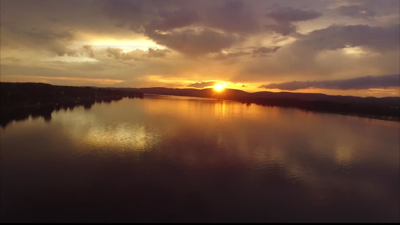 antena de puesta de sol o amanecer en un río ancho