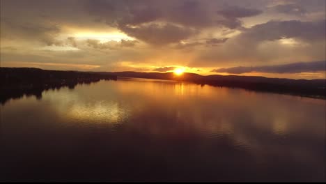 antena de puesta de sol o amanecer en un río ancho