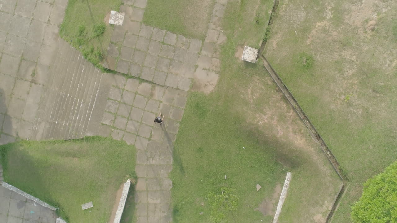 드론 90도는 걷는 사람을 따라간 다음 도시로 기울어집니다.