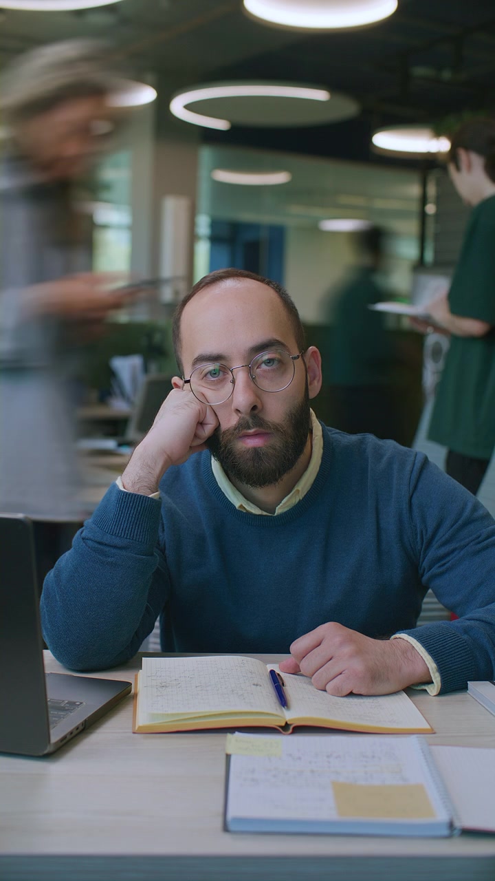 Ritratto in timelapse di un uomo d'affari annoiato che appoggia la testa sulla mano alla scrivania dell'ufficio