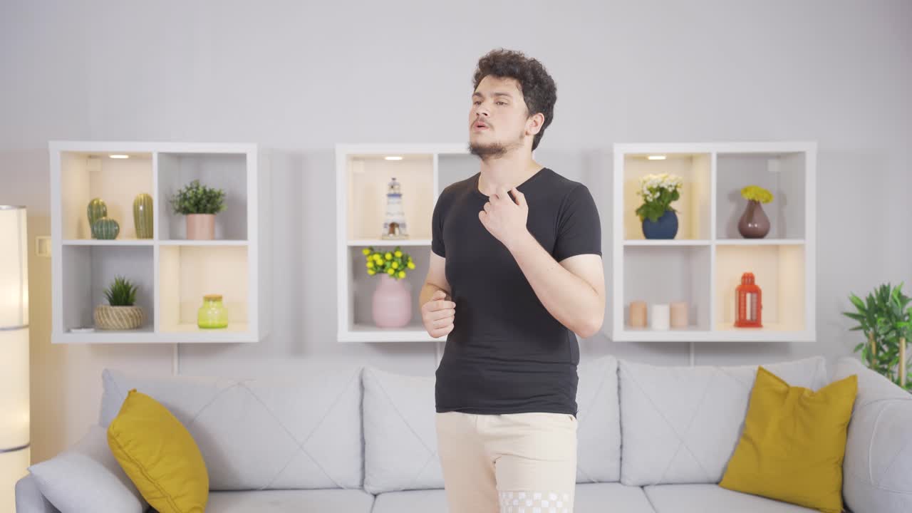 집에서 조 ⁇  운동을 하는 남자.