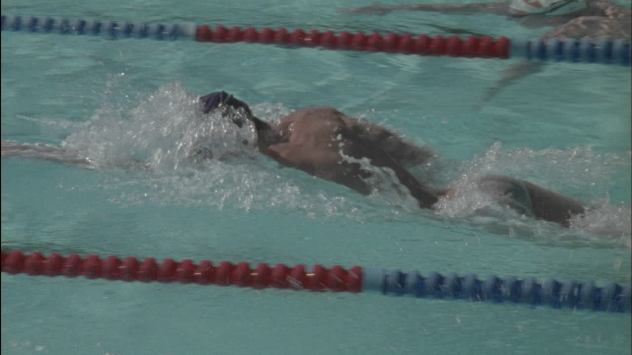 남자 수영 선수들이 경주에서 경쟁하다