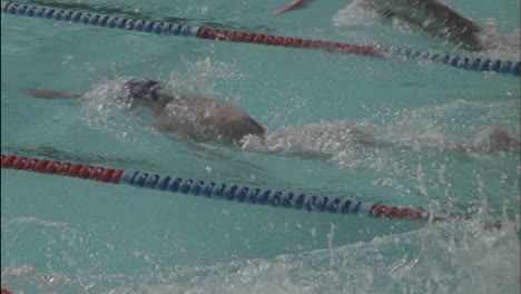 Männliche-Schwimmer-Treten-In-Einem-Rennen-An