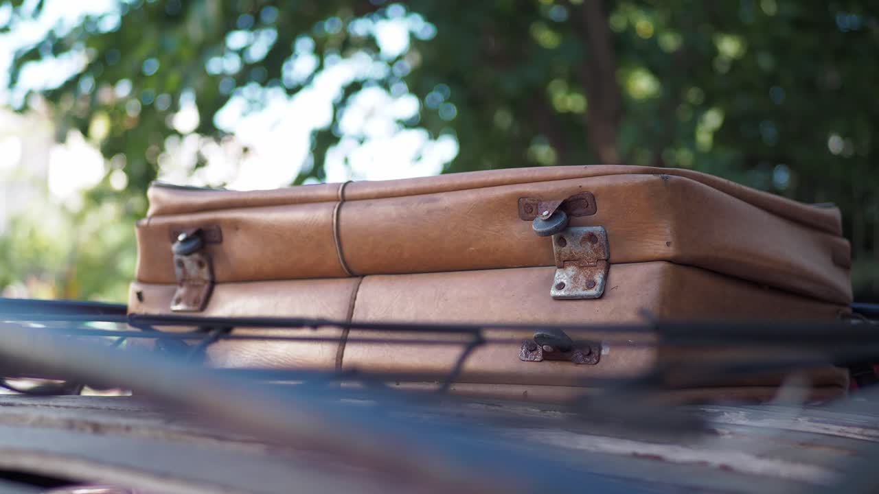 자동차 지붕 랙에 있는 빈티지 가방