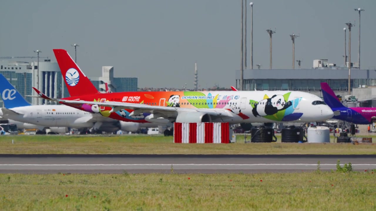 四川航空のパンダ特別塗装機が空港でタキシング中